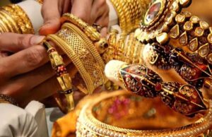 Gold Rate Fall: सिर्फ एक वजह से 6 महीने के निचले स्तर पर पहुंचा सोना, अभी खरीदें या करें इंतजार?