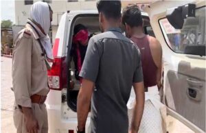 टीकमगढ़ के डायल-112 हीरोज सड़क दुर्घटना में घायल दो युवतियों एवं एक युवक को त्वरित सहायता से पहुँचाया अस्पताल