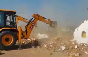 संभल में चला बुलडोजर, सरकारी जमीन पर बने इमामबाड़े और मजार हटाए गए