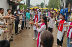 साप्ताहिक बाजार में गूंजा नशा मुक्ति का संदेश, पुलिस ने नुक्कड़ नाटक और रैली से किया जागरूक