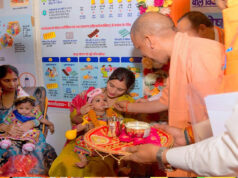 सीएम ने बच्चों का अन्नप्राशन कराया और स्टॉलों का किया अवलोकन