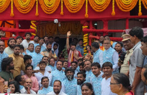 चारमीनार पहुंचे धीरेंद्र शास्त्री, भाग्यलक्ष्मी मंदिर में बोले- राम मंदिर की तर्ज पर हो निर्माण