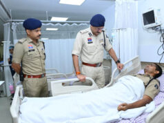 पुलिस कमिश्नर संजीव शुक्ला ने अस्पताल पहुंचकर घायल पुलिस जवानों का जाना हाल
