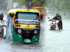 गुजरात में बारिश बनी आफत! हेलीकॉप्टर से रेस्क्यू, अहमदाबाद-सूरत समेत 5 शहरों में बाढ़ जैसे हालात