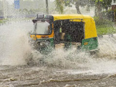 Weather Alert: गुजरात से जम्मू-कश्मीर और यूपी तक IMD का रेड अलर्ट, कई जिलों में भारी बारिश की चेतावनी