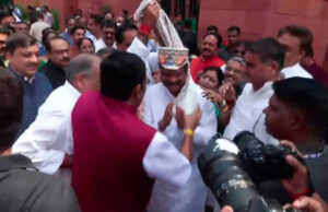संसद में धर्मेंद्र प्रधान का भव्य स्वागत, इस्तीफे के बाद पहली बार पहुंचे तो NDA सांसदों ने पाग पहनाकर किया अभिनंदन