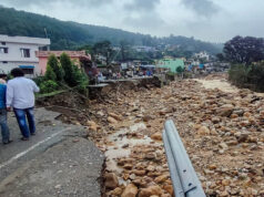 उत्तराखंड में बारिश का कहर, चेतावनी निशान पर पहुंची गंगा; बदरीनाथ हाईवे पर भूस्खलन से संकट
