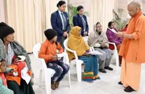 योगी के जनता दर्शन में समस्याओं की सुनवाई, अधिकारियों पर सख्ती दिखाई