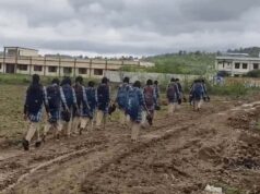 हल्की बारिश में दलदल बना सीएम राइज स्कूल मार्ग, छात्रों की बढ़ी परेशानी