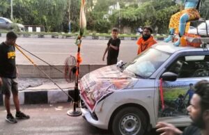 गोमाता को राष्ट्र माता दर्जा दिलाने निकले नरेंद्र, दांतों से खींची 12 क्विंटल कार