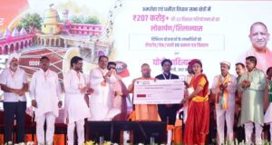सपनों को मिले पंख: अमरोहा में सीएम योगी ने बांटी खुशियों की चाबी और स्वावलंबन के चेक
