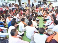 जमीन पर बैठकर उपमुख्यमंत्री विजय शर्मा ने सुनी ग्रामीणों की बात, करोड़ों रुपये के विकास कार्यों की दी सौगात