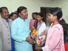 छू लो आसमान के सफल विद्यार्थियों का वन मंत्री केदार कश्यप ने किया सम्मान