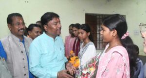 छू लो आसमान के सफल विद्यार्थियों का वन मंत्री केदार कश्यप ने किया सम्मान