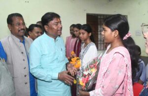 छू लो आसमान के सफल विद्यार्थियों का वन मंत्री केदार कश्यप ने किया सम्मान