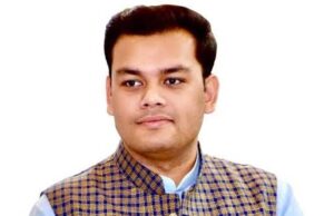 स्कूल बंद करने के आरोप पर अखिलेश को संदीप सिंह का जवाब, ‘PDA नहीं, Propaganda Delivery by Akhilesh’