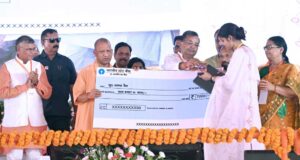 मुख्यमंत्री योगी ने मैनपुरी में लाभार्थियों को वितरित किए चेक, स्वीकृति पत्र व टूलकिट