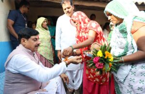 मुख्यमंत्री डॉ. यादव ने जनजातीय परिवार के घर किया भोजन