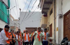 76 दिवसीय वार्ड प्रवास में जनता के बीच पहुंच रहे विधायक डॉ. नीलकंठ तिवारी, सुन रहे समस्याएं, करा रहे समाधान