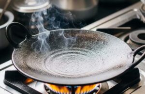 गर्म तवे पर पानी डालना क्यों माना जाता है अशुभ? जानिए वास्तु मान्यता