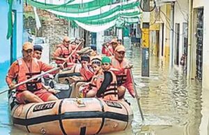 सीएम योगी के निर्देशों के अनुपालन में रामघाट पर बाढ़ राहत का चल रहा था प्रशिक्षण, युवक को डूबता देख तत्काल मोर्चा संभाला
