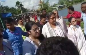 ममता बनर्जी के काफिले पर हमला, भीड़ ने कीचड़, जूते-चप्पल और बोतलें फेंकी