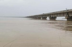 सरयू का जलस्तर खतरे के निशान से 30 सेमी नीचे, घटते पानी के साथ तेज हुआ कटान