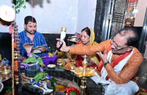 मुख्यमंत्री विष्णुदेव साय ने सावन सोमवार और नागपंचमी पर फलेश्वरनाथ महादेव की पूजा-अर्चना की