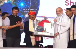 अमित शाह के हाथों NSA अजीत डोभाल को मिला लोकमान्य तिलक अवॉर्ड, पगड़ी पहनाकर किया सम्मानित