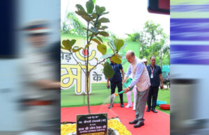 राज्यपाल ने ‘एक पेड़ मां के नाम’ अभियान के तहत लगाया पौधा