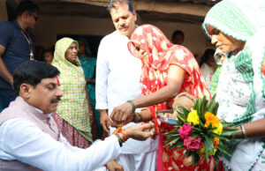 CM डॉ. यादव ने जनजातीय परिवार के घर किया भोजन, बहनों से बंधवाई राखी और बच्चों को दिया स्नेह