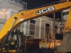 महाकाल मंदिर के सामने गरजा बुलडोजर, 65 साल पुराना परचुरे भवन 60 मिनट में जमींदोज; जानें वजह
