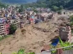 पहाड़ों से उठा धुएं का गुबार, फिर आया महाप्रलय; नेपाल में बाढ़ के 4 खौफनाक VIDEO
