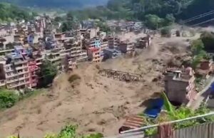 पहाड़ों से उठा धुएं का गुबार, फिर आया महाप्रलय; नेपाल में बाढ़ के 4 खौफनाक VIDEO