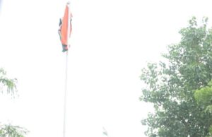 कलेक्ट्रेट कार्यालय में कलेक्टर श्री गौरव बैनल ने किया ध्वजारोहण