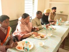 सिंगरौली में स्वतंत्रता दिवस पर बच्चों संग बैठीं राज्यमंत्री राधा सिंह, विशेष मध्यान्ह भोज का आयोजन