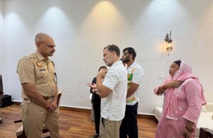 पेलेट गन मामले में राहुल गांधी का धरना, FIR की मांग पर दिल्ली पुलिस से भिड़े