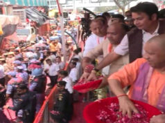 भोलेनाथ के भक्तों पर सीएम योगी ने की श्रद्धा की पुष्पवर्षा