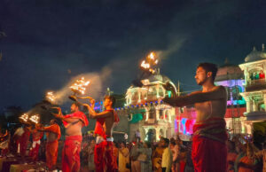 उज्जैन के रामघाट पर शिप्रा आरती को लेकर बवाल: पुरोहितों को हटाया गया, महाकाल समिति के बटुकों ने संभाली कमान