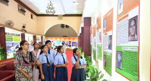 विद्यार्थियों ने देखी स्वतंत्रता संग्राम सेनानियों और ‘वंदे मातरम्’ पर आधारित छायाचित्र प्रदर्शनी