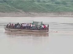 मुरैना में उफनती चंबल में 5 KM बहा स्टीमर, डीजल खत्म होने से 150 यात्री फंसे