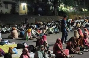 बदनावर-टिमरवानी फोरलेन मुआवजे को लेकर किसानों का प्रदर्शन, खुले आसमान के नीचे गुजारी रात