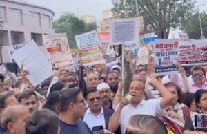भोपाल में सीलिंग कार्रवाई से भड़के व्यापारी, बैनर-पोस्टर लेकर सड़क पर उतरे