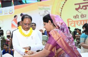 राखी बंधवाकर भावुक हुए मुख्यमंत्री साय