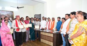 उप मुख्यमंत्री विजय शर्मा ने कवर्धा के हितग्राहियों को सौंपे पीएम आवास योजना शहरी 2.0 के स्वीकृति पत्र