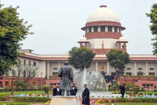 West Bengal SIR: वोटर लिस्ट से हटाए नामों की अपील पर धीमी सुनवाई से SC नाराज, चुनाव आयोग से मांगी रिपोर्ट