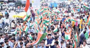 तिरंगे के साथ देशभक्ति का संदेश, विभाजन की पीड़ा को भी किया नमन