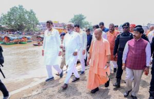 चित्रकूट में सीएम योगी ने बाढ़ पीड़ितों के घावों पर लगाया मरहम, बांटी राहत सामग्री, ढहे मकानों के लिए दिए चेक