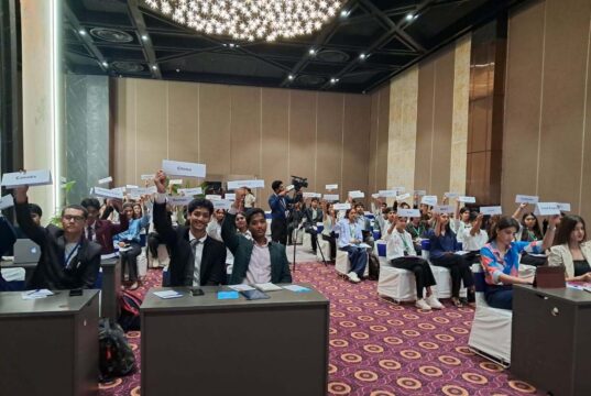 100 से अधिक विद्यार्थियों ने निभाई विभिन्न देशों के प्रतिनिधियों की भूमिका, वैश्विक व्यापार से लेकर एआई तक पर हुआ मंथन