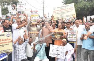 भोपाल में सीलिंग के खिलाफ व्यापारियों का हल्लाबोल, बैरिकेड्स तोड़ CM हाउस की ओर बढ़े